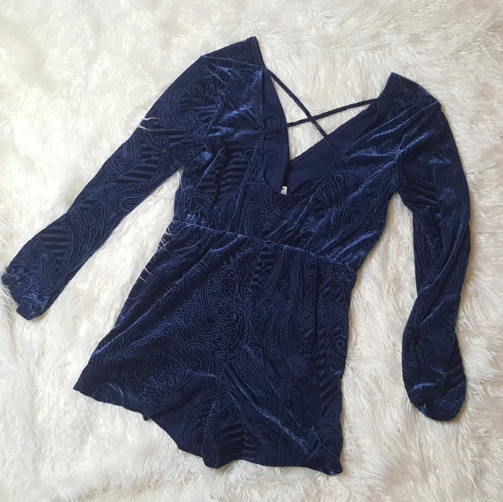 Ecote wrap front blue paisley velvet romper - Picture 5 of 7
